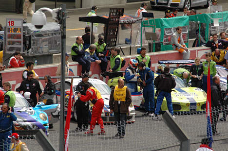 Simonsen står midt i billedet med hjelm på. Han er ved at gøre klar til at starte i bilen.
(Foto: Motorsporten.dk)